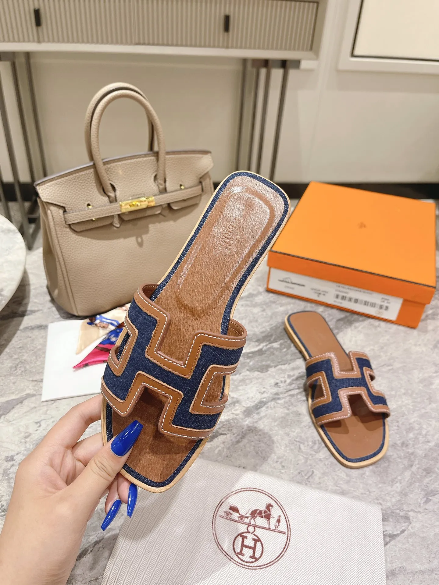 👟👟Ex-factory price 400👟👟 Genuine leather sole +50 New model for early spring, (high-end splicing and oil edge technology) newly revised version (Hermès), upgraded packaging, upgraded version and workmanship materials. Hermes®🔴The highest version of handmade shoes on the market✨✨ Top product Hermès slippers🐎 The new high-end fashion is the same as the original version, purely handmade by masters! ❥High-end customization, the highest version in the industry⚠❥Using: Hermers upper: Italian imported cowhide + original custom-grade Australian sheepskin feet + genuine leather outsole (pursuing top walking comfort) Hermes━━━━━ size: 35-40 (34.41.42 custom-made, non-returnable) Genuine leather sole Rubber sole